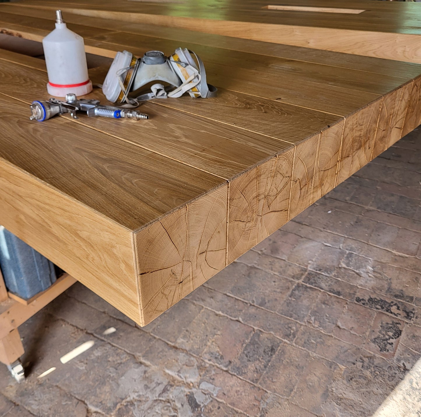 Eventtische aus massiver Eiche mit integriertem Edelstahlbehälter