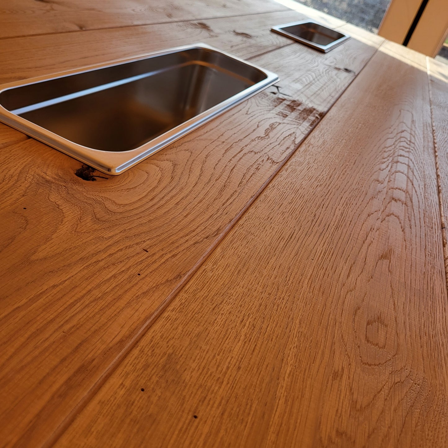 Eventtische aus massiver Eiche mit integriertem Edelstahlbehälter