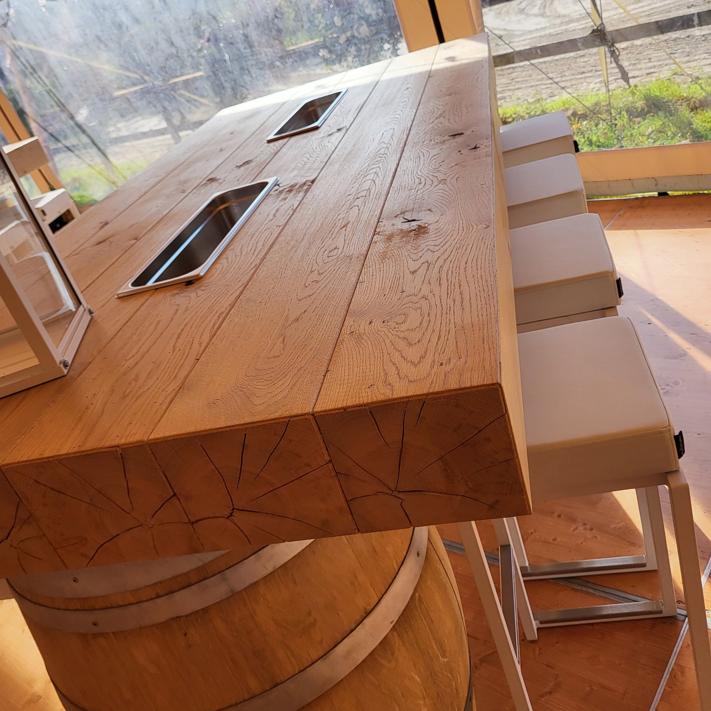 Eventtische aus massiver Eiche mit integriertem Edelstahlbehälter